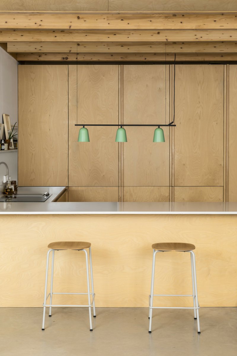 Studio 92cm Grønn Taklampe Fra Faro Barcelona - Studio er en stilig pendellampe designet av Nahtrang, inspirert av det tidl&oslash;se designspr&aring;ket fra 1950-tallet i en moderne tolkning.