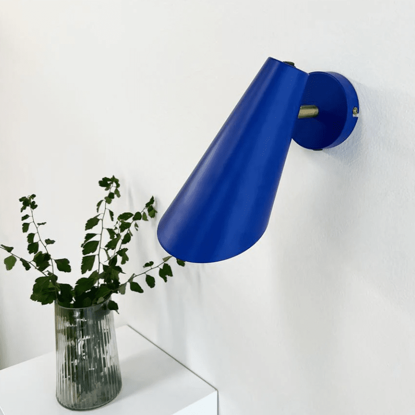 Cale 25cm Blå leselampe Fra Dyberg Larsen - Cale er en stilig vegglampe i klar bl&aring; med messingdetaljer.
