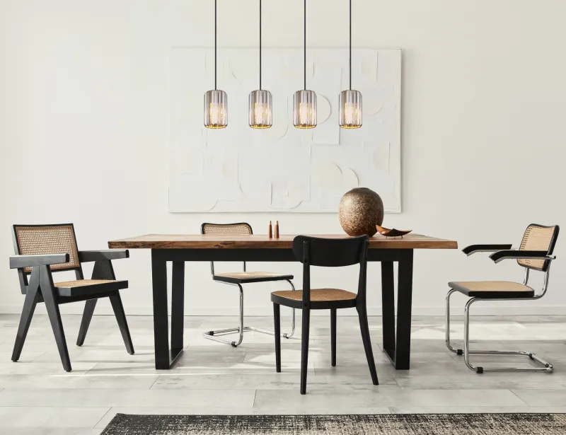 Run 88cm Røykfarget Taklampe Fra Globo Lighting - Kombinationen av metall i tr&auml;utseende och de fyra sk&auml;rmarna med r&ouml;kf&auml;rgade K5-kristaller ger en harmonisk ljusspridning och en sofistikerad k&auml;nsla.