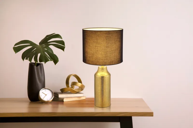 Elden 60cm Gull bordlampe Fra Globo Lighting - Den guldf&auml;rgade keramiska basen i kombination med den svarta cylindriska textilsk&auml;rmen skapar en sofistikerad kontrast och blir en stilfull inredningsdetalj.