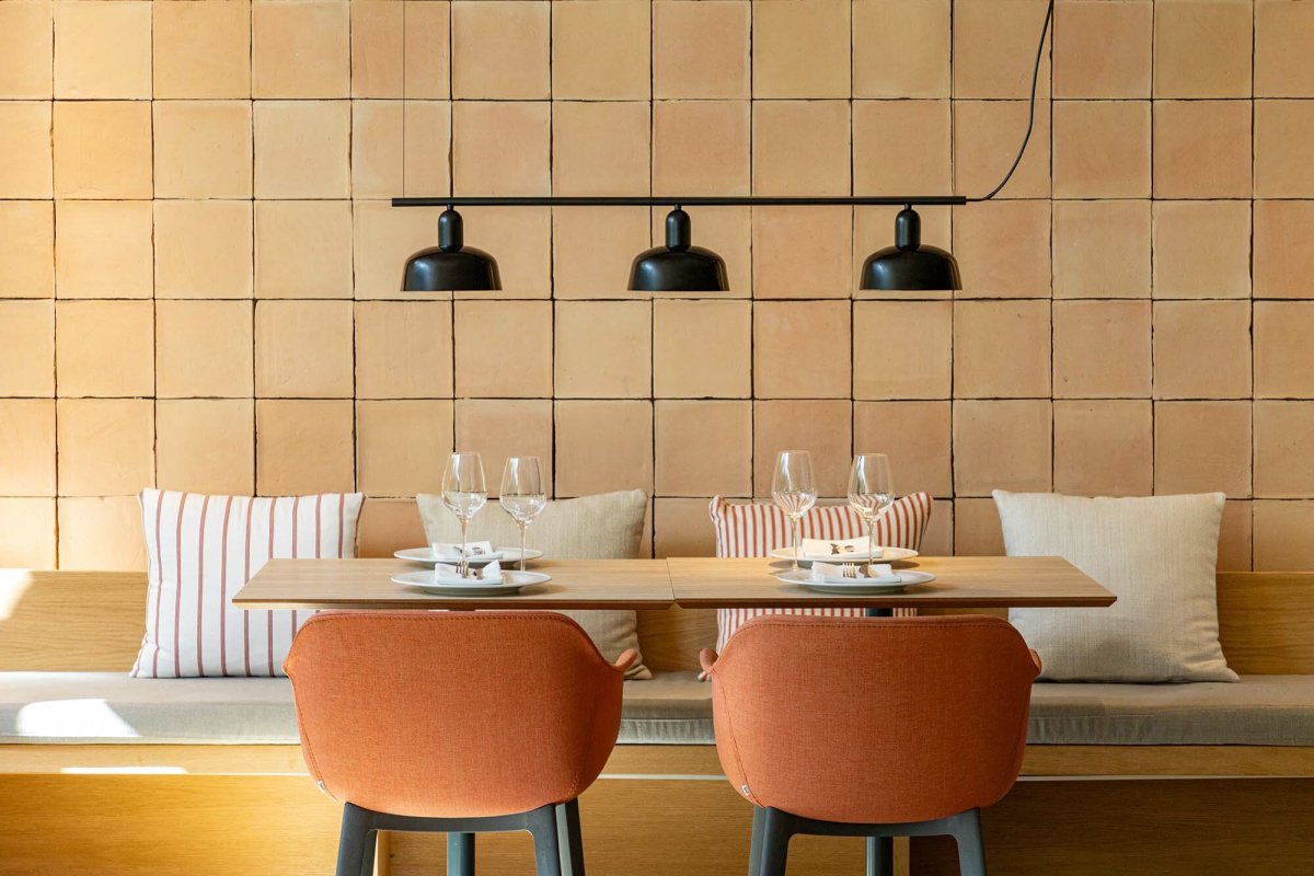 Tatawin 100cm Svart Taklampe Fra Faro Barcelona - En unik og uttrykksfull taklampe som kombinerer kulturell form med moderne design &ndash; perfekt som en i&oslash;ynefallende detalj i alt fra kj&oslash;kken til stue.