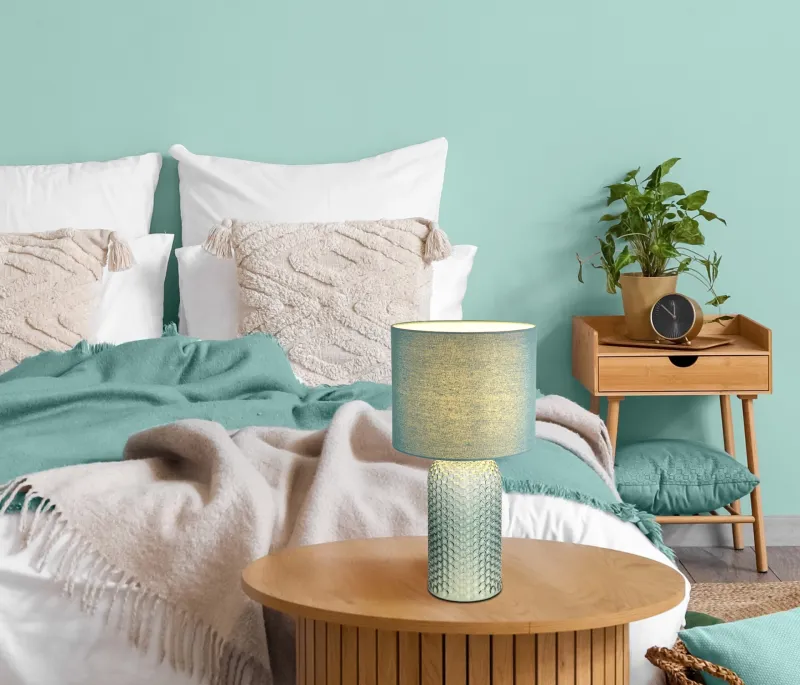 Sofia 50cm Grønn bordlampe Fra Globo Lighting - Bordslampan Sofia imponerar med sin eleganta kombination av en texturerad glaskropp och en cylindrisk textilsk&auml;rm i lyxig gr&ouml;n ton.