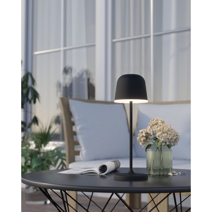 Mannera 34cm Svart bærbar Fra Eglo - Den lades enkelt med den medfølgende USB-kabelen, noe som gjør den enkel å ta med hvor som helst – uansett om du er på terrassen, i hagen eller på piknik.