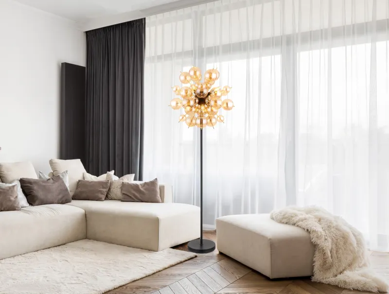 Udo Rav gulvlampe Fra Globo Lighting - Ge ditt hem en modern och extravagant touch med Udo golvlampa &ndash; en perfekt kombination av design, funktion och atmosf&auml;riskt ljus.