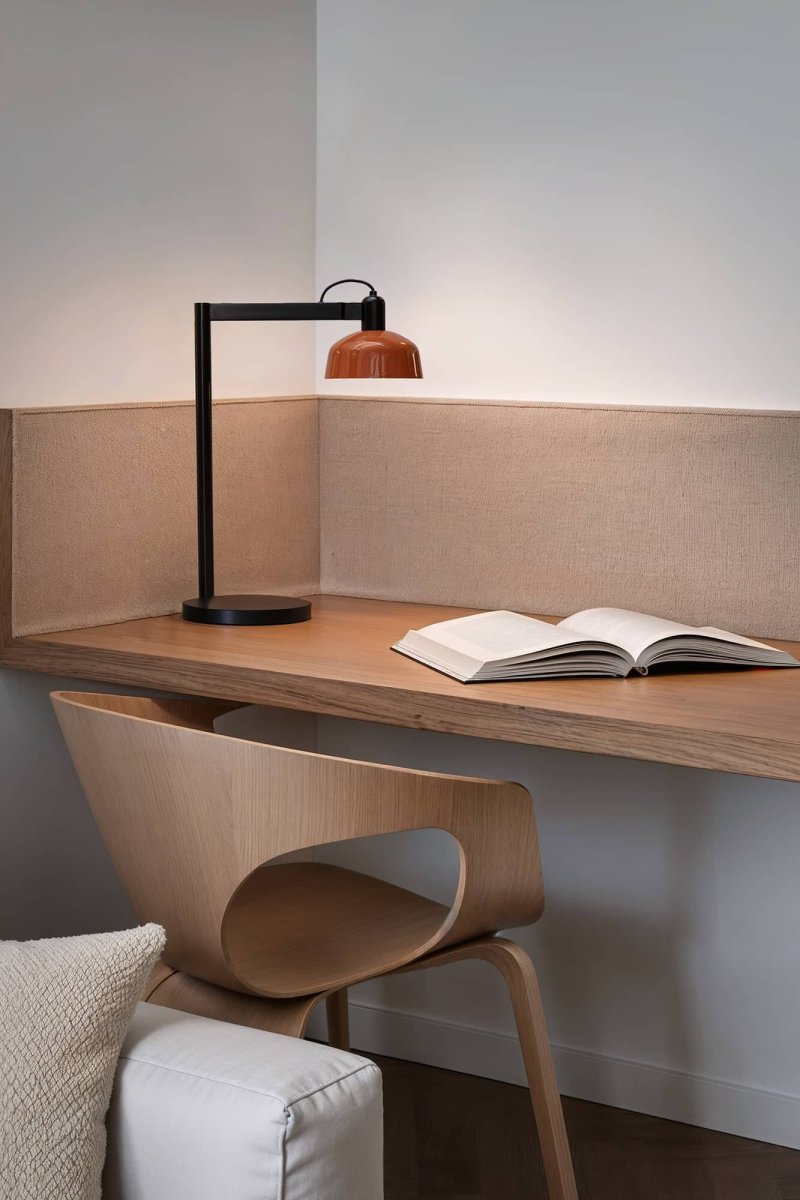 Tatawin 58cm Rød-oransje skrivebordslampe Fra Faro Barcelona - Tatawin er en bordlampe med svart struktur og en rødoransje metallskjerm som gir et rettet, fokusert lys.