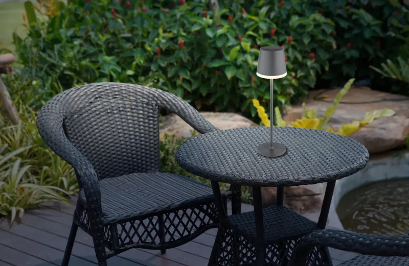 Bordslampa LED Antrasitt solcellelampe Fra Globo Lighting - Den diskreta designen sm&auml;lter in i alla milj&ouml;er och med IP44-klassning &auml;r den t&aring;lig mot v&auml;der och vind.