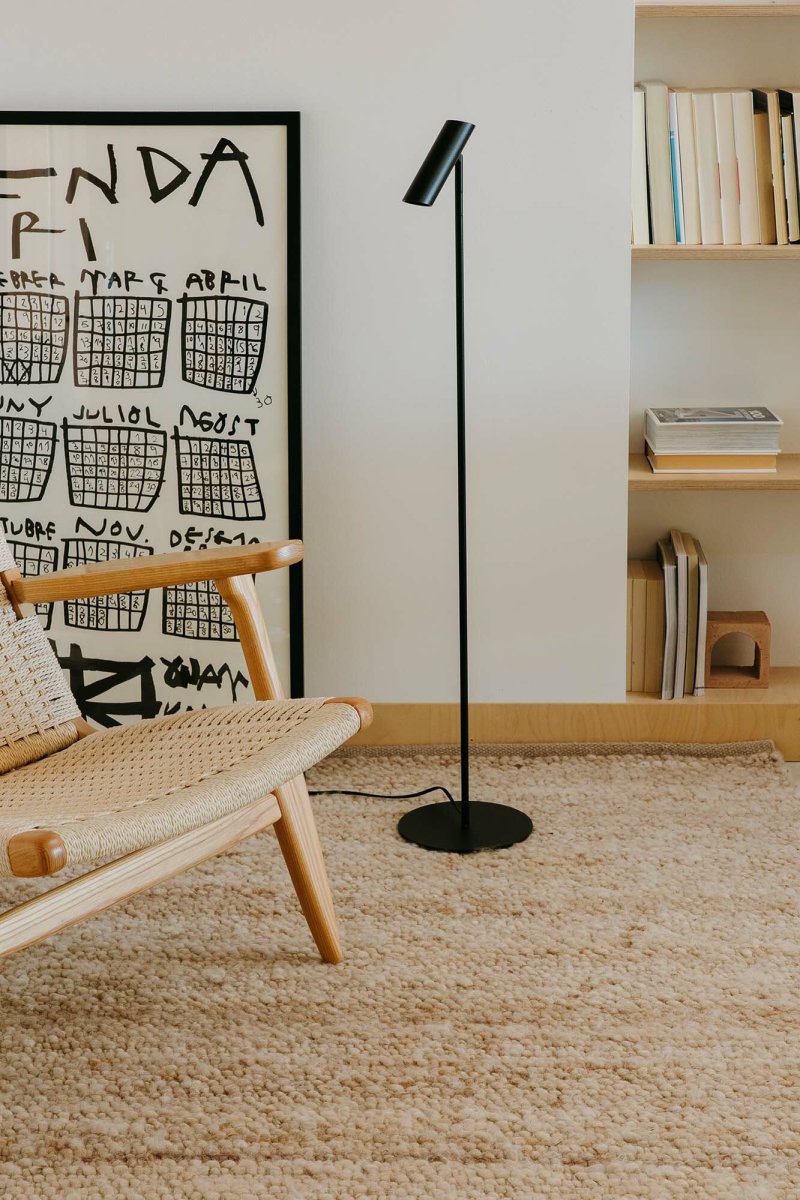 Leo Svart gulvlampe Fra Faro Barcelona - Leo er en svart gulvlampe med integrert LED som kombinerer allsidighet med moderne design.