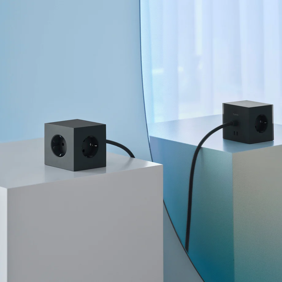 Square 1 with 30W Dual USBC & Magnetic base, 3m Svart Fra Avolt - Styreskinne fra Avolt med et stilig design med lang PVC-ledning, en kube laget av resirkulert plast og en magnetisk plate i bunnen slik at den kan henges p&aring; veggen.