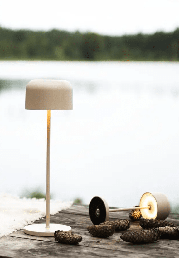 Lille 36cm Sand bærbar Fra Konstsmide - Lampen er utstyrt med en berøringsdimmer slik at du kan justere lysstyrken og fargetemperaturen fra varmt gult til varmt hvitt lys.