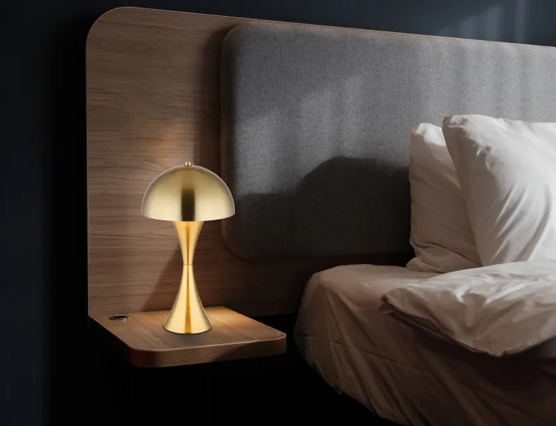 Dima 36cm Gull bordlampe Fra Globo Lighting - Perfekt f&ouml;r moderna milj&ouml;er, d&auml;r den ger en sofistikerad touch samtidigt som den sprider behagligt ljus.