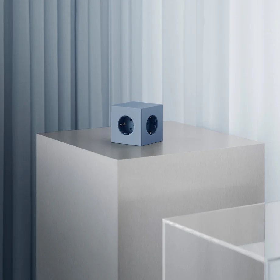 Square 1 with 30W Dual USBC & Magnetic base, 3m Blå Fra Avolt - Styreskinne fra Avolt med et stilig design med lang PVC-ledning, en kube laget av resirkulert plast og en magnetisk plate i bunnen slik at den kan henges p&aring; veggen.