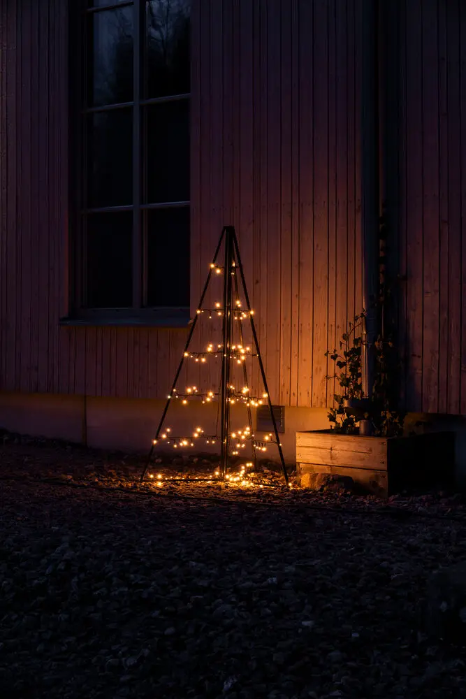 Metalldekorasjon Pyramide 120cm Svart Fra Konstsmide - Med 171 varme ravfargede LED-lys sprer den en elegant gl&oslash;d og skaper en magisk atmosf&aelig;re.