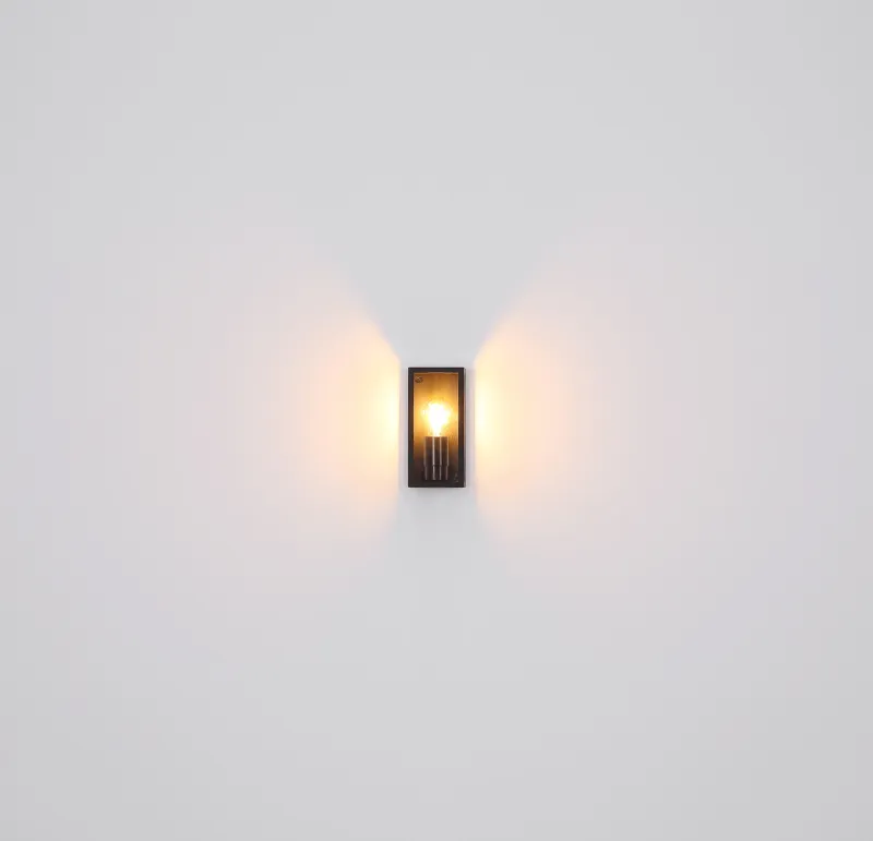 Logana Svart utendørslampe Fra Globo Lighting - Med sin rektangul&auml;ra design och unika ljusspridning kombinerar den stil och funktion.