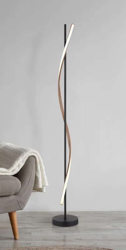 Watkins Svart gulvlampe Fra Globo Lighting - Den mattsvarta metallstommen omsluts av en stilren, rak st&aring;ng med en integrerad LED-list som sprider ett mjukt och j&auml;mnt ljus.