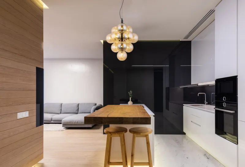 Conor Ø40 Rav Taklampe Fra Globo Lighting - Den har 13st dekorativa ambertonade glaskupor som alla omfamnar en ljusk&auml;lla vilket skapar en fin och harmonisk ljusspridning i rummet.