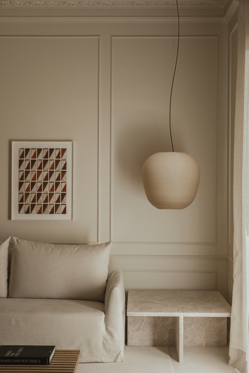 Tierra Ø52 Beige Taklampe Fra Faro Barcelona - Den unike, uregelmessige overflaten gir et ekte h&aring;ndverksmessig uttrykk, mens den bikubelignende formen sprer et varmt og mykt lys.