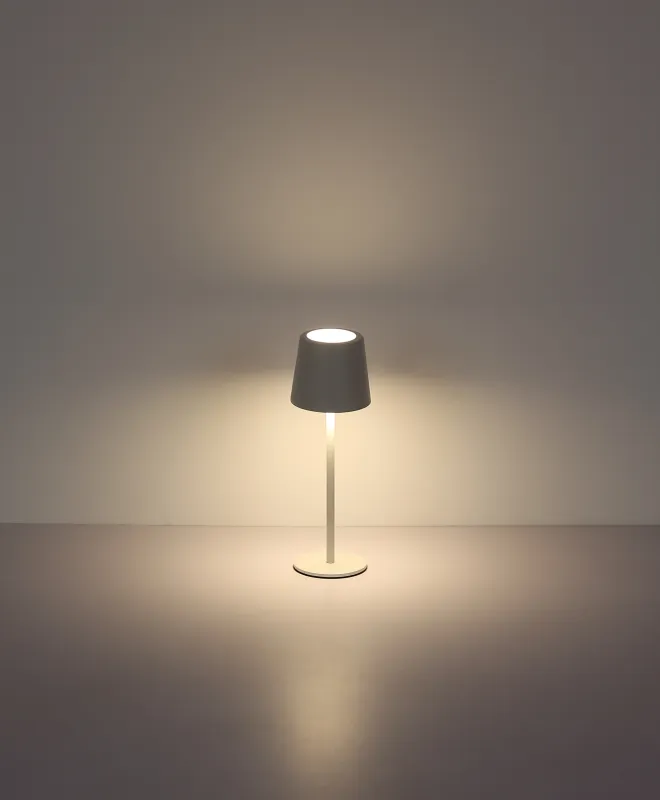 Vancouver 28cm Hvit bærbar Fra Globo Lighting - Laget av matt hvitt metall med en opal plastskjerm, gir den et stilig og sofistikert inntrykk.