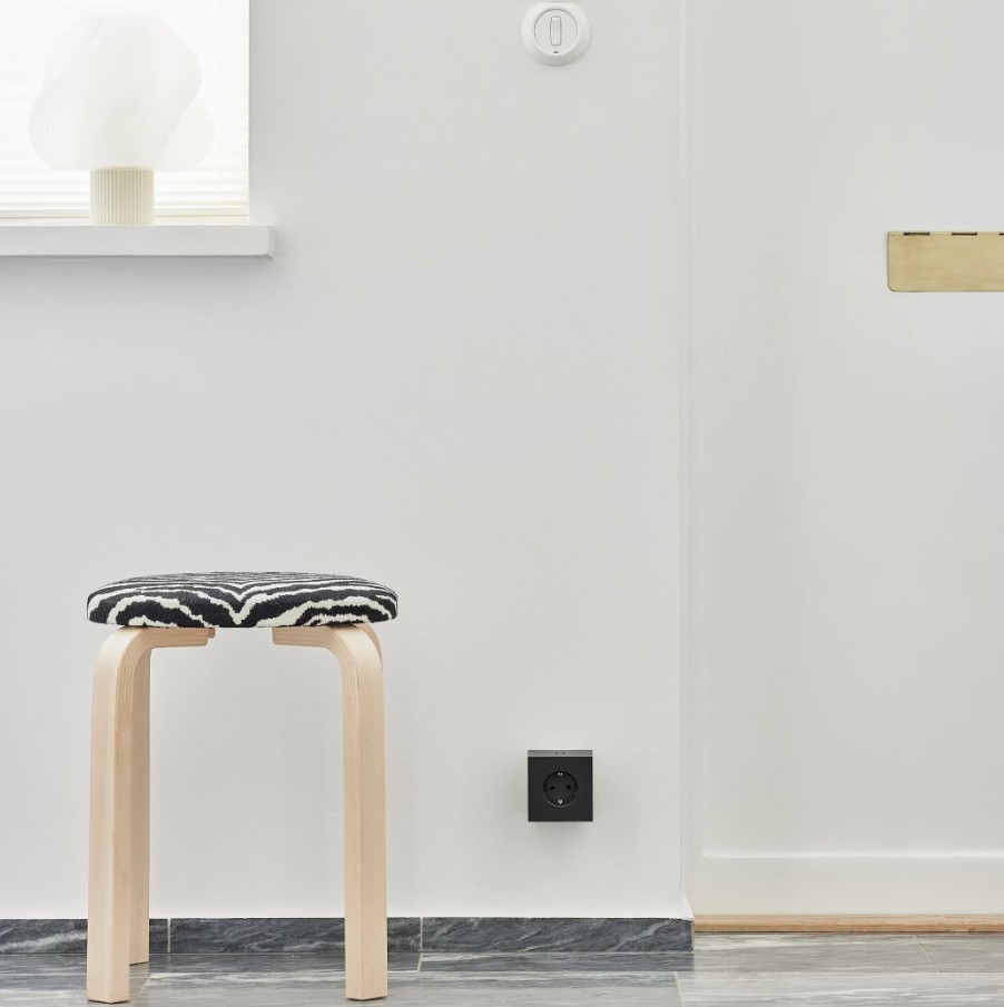 Square 2 Socket extender with 30W Dual USBC Svart Fra Avolt - Stikkontaktforlenger fra Avolt med stilig design med en kube laget av resirkulert plast og en magnetisk plate i bunnen slik at den kan henges p&aring; veggen.