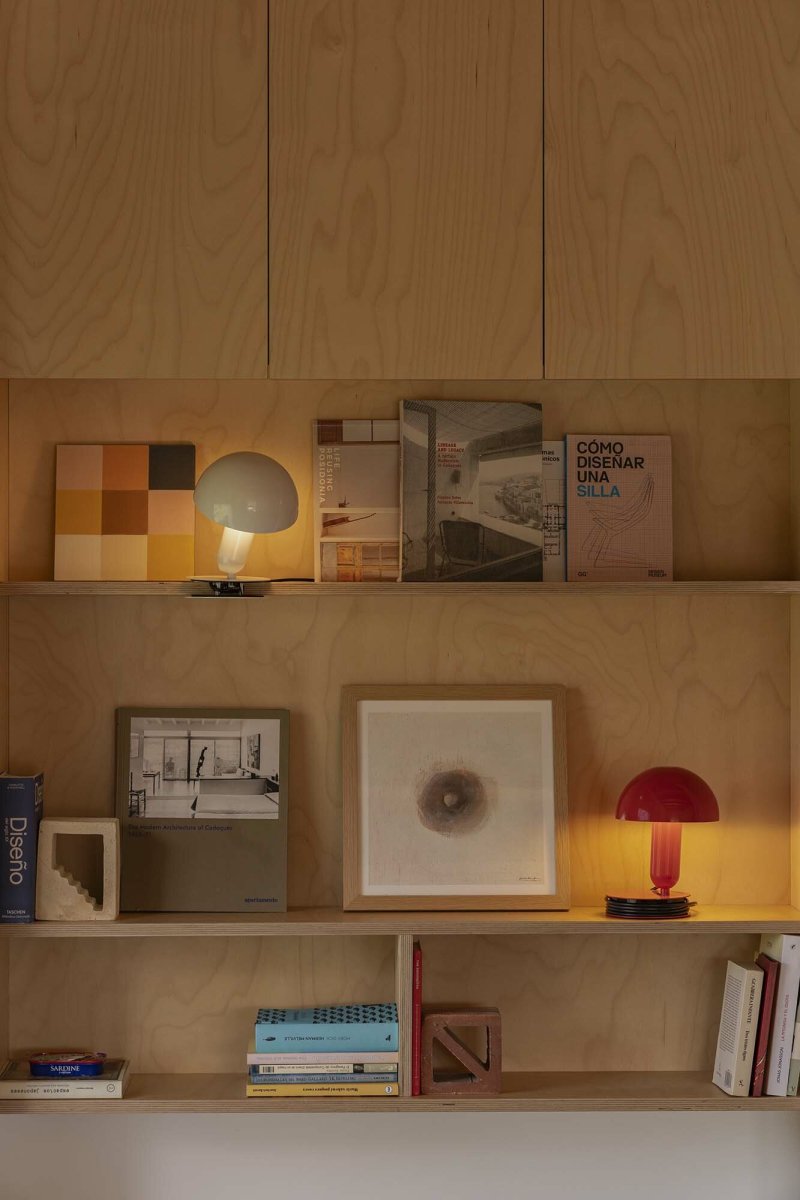 Bela 24cm Hvit skrivebordslampe Fra Faro Barcelona - Takket v&aelig;re den smarte klemmefunksjonen kan den enkelt festes til hodegavler, hyller eller skrivebord &ndash; perfekt for b&aring;de arbeid og avslapning.