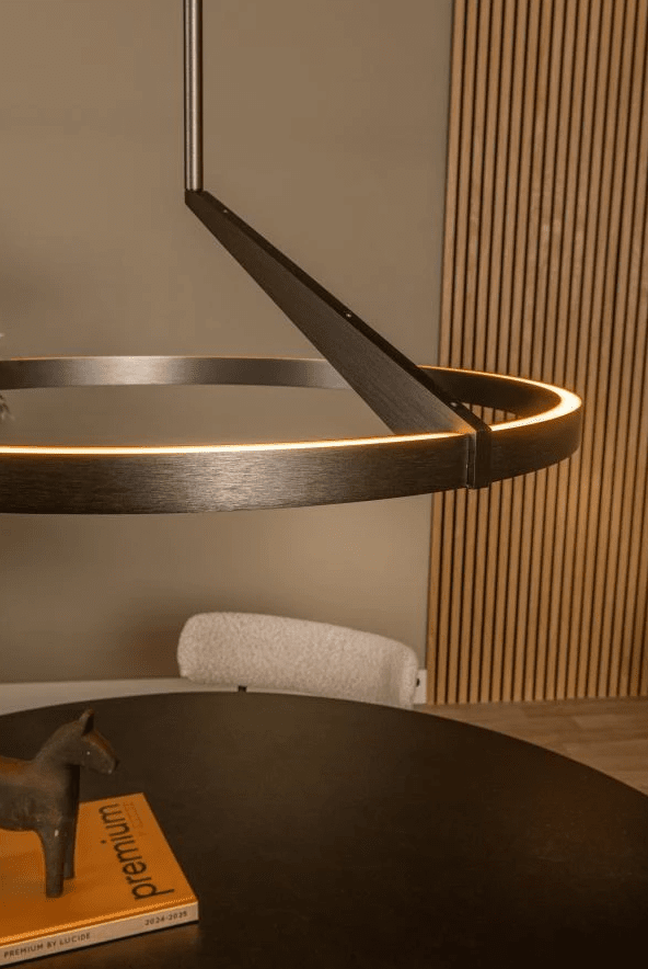 Applause Ø60 Grå Taklampe Fra Lucide - Applause er en stilig metallpendellampe med en sofistikert grå finish og en rund, luftig form som gir et stilig inntrykk i ethvert rom.