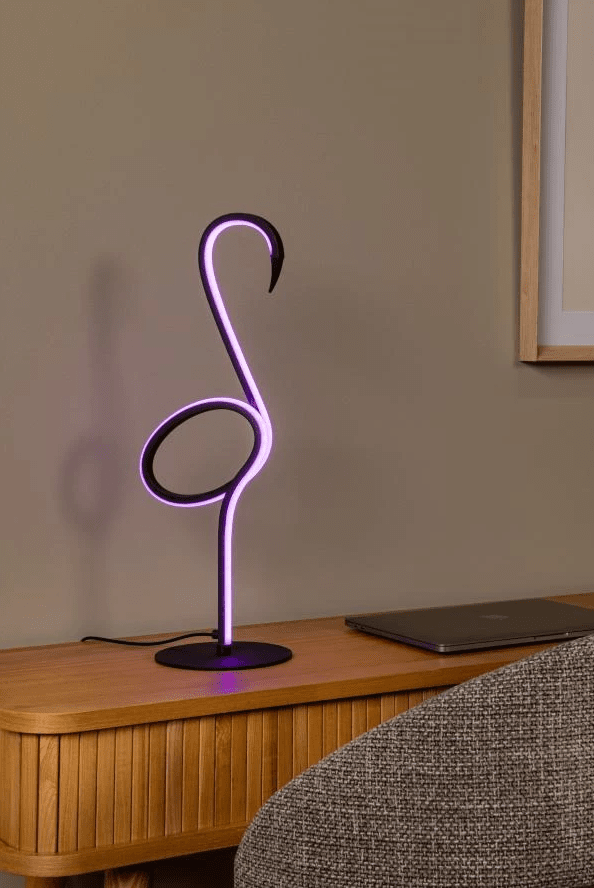 Flamingo 50cm Svart bordlampe Fra Lucide - Denne moderne bordlampen kombinerer stil og funksjonalitet med en integrert dimbar LED-lyskilde og RGB-fargebelysning.