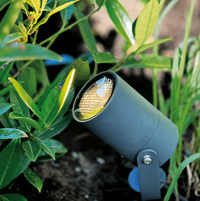 Luna Start Mørk grå Fra Lightson - Det ing&aring;r en st&ouml;rre transformator f&ouml;r att kunna bygga ut ditt system i framtiden, en 5m grenkabel och 2st m&ouml;rkgr&aring; Luna markspottar.