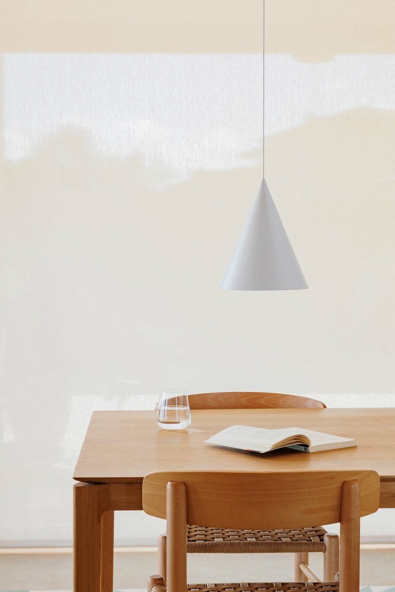 Lina Ø24 Hvit Taklampe Fra Faro Barcelona - Det stilige designet passer perfekt i milj&oslash;er der du &oslash;nsker sofistikert, men diskret belysning &ndash; ideelt over bord, kj&oslash;kken eller i moderne loungemilj&oslash;er.