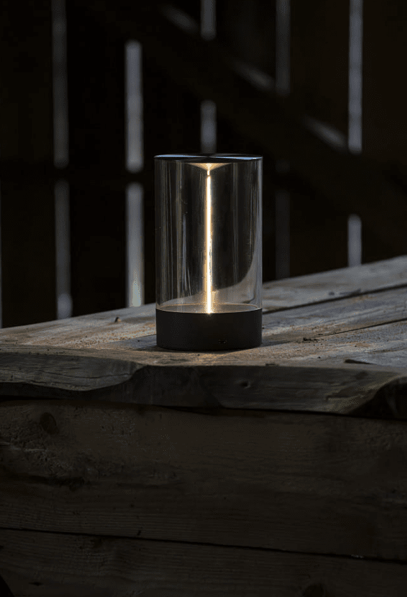Edison 23cm Antrasitt bærbar Fra Konstsmide - Edison er fulladet på 6 timer med den medfølgende USB-kabelen og kan deretter lyse opptil 9 timer på den medfølgende USB-kabelen.