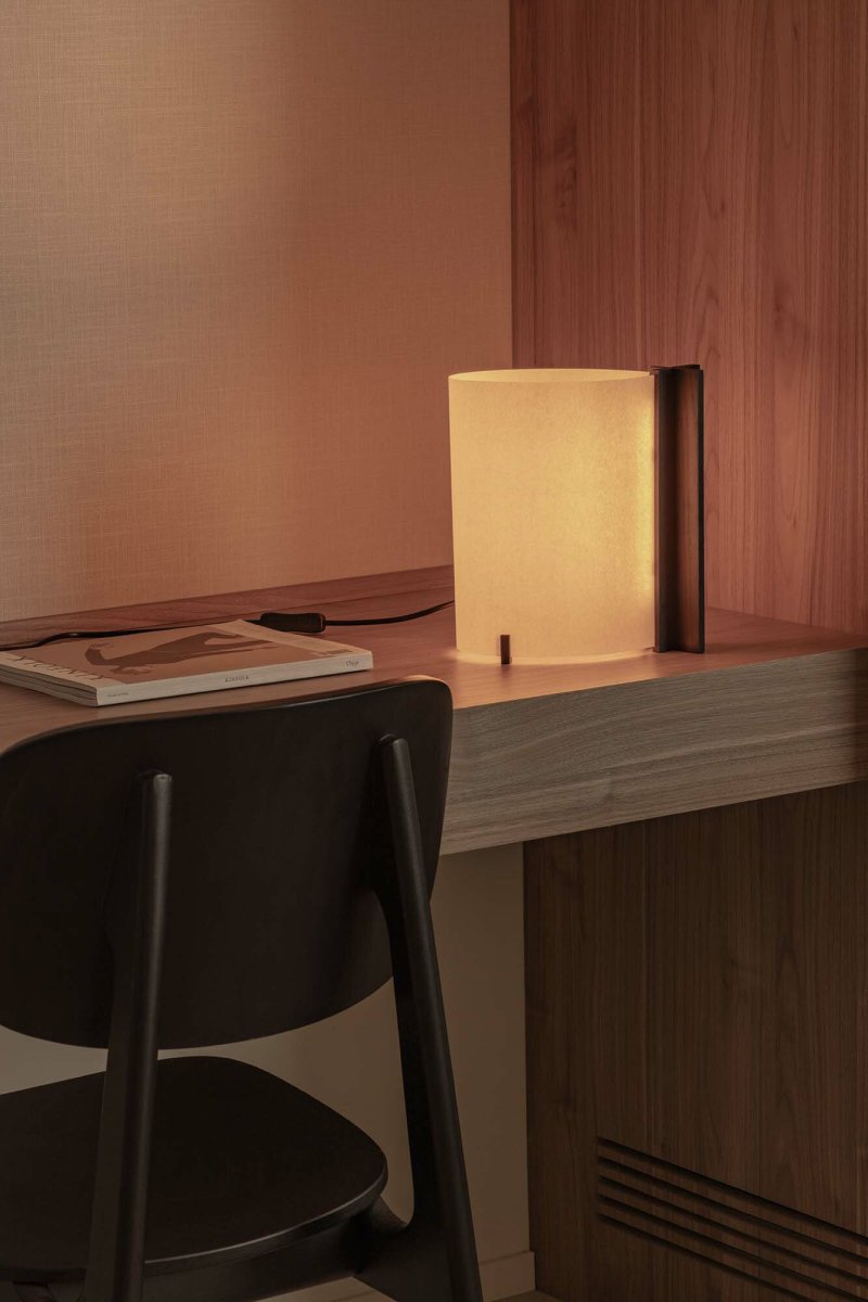 Cata 25cm Svart bordlampe Fra Faro Barcelona - Cata er laget av sertifisert og b&aelig;rekraftig treverk, og kombinerer en svart, sofistikert finish med et klart fokus p&aring; milj&oslash;et.