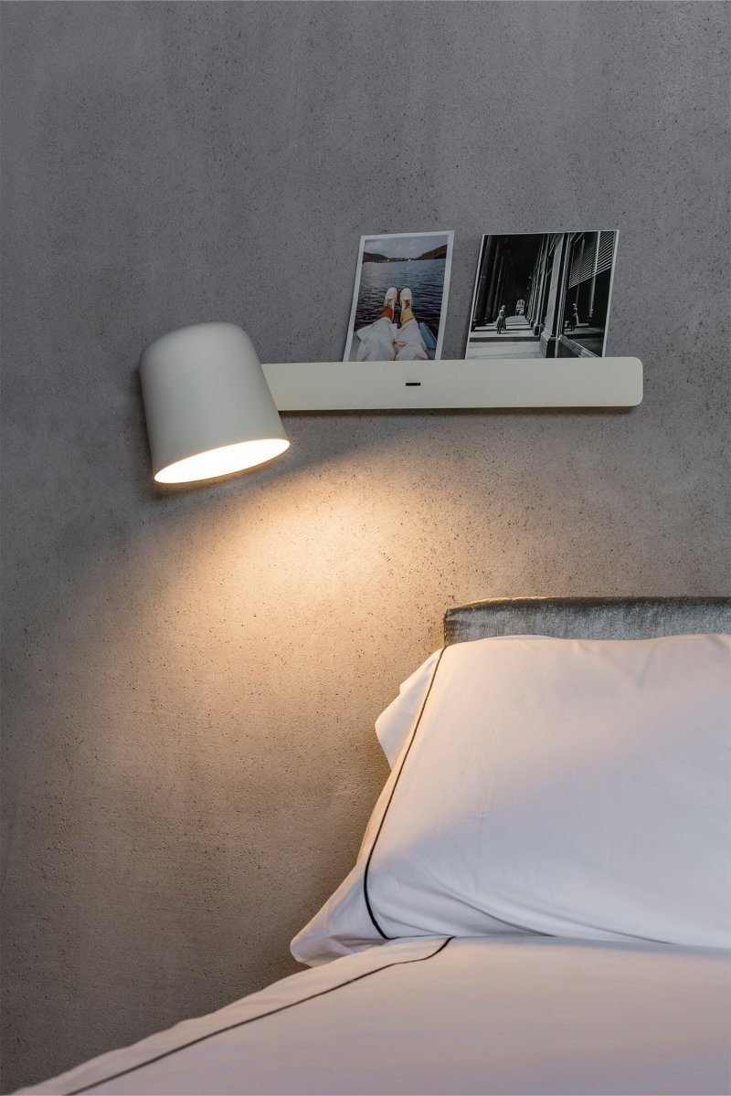 Tila 46cm Hvit leselampe Fra Faro Barcelona - Den hvite st&aring;lkonstruksjonen i nordisk stil huser ikke bare en fullt justerbar lyskilde, men fungerer ogs&aring; som en praktisk hylle for en bok eller et magasin.