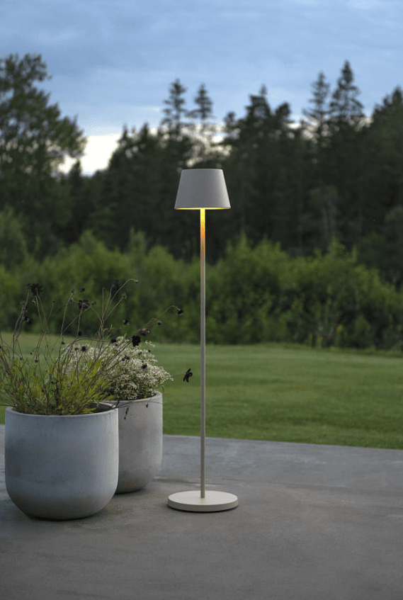 Pomezia 124cm Sand bærbar Fra Konstsmide - Høyden er justerbar mellom 53 og 124 cm, så du kan også bruke den som en høy bordlampe.