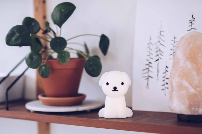 Bundle of Light - Snuffy Mini Hvit barnelampe Fra Mr Maria - Legg til litt lys og glede til dagen og hjemmet ditt med denne sjarmerende Snuffy-lampen.