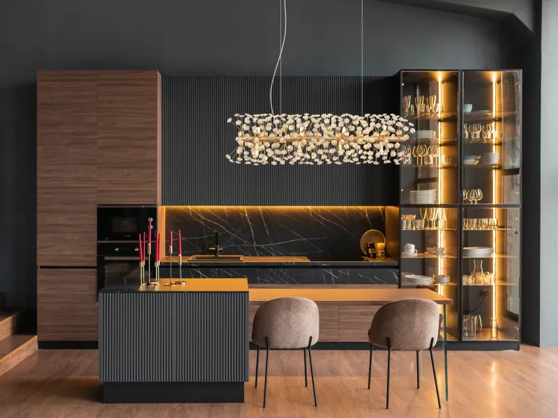 Katrina 90cm Gull krystall Fra Globo Lighting - Katrina er en elegant rektangulær krystalllysekrone i gyllent metall med glitrende K9-krystaller som skaper en sofistikert og luksuriøs atmosfære i hjemmet ditt.