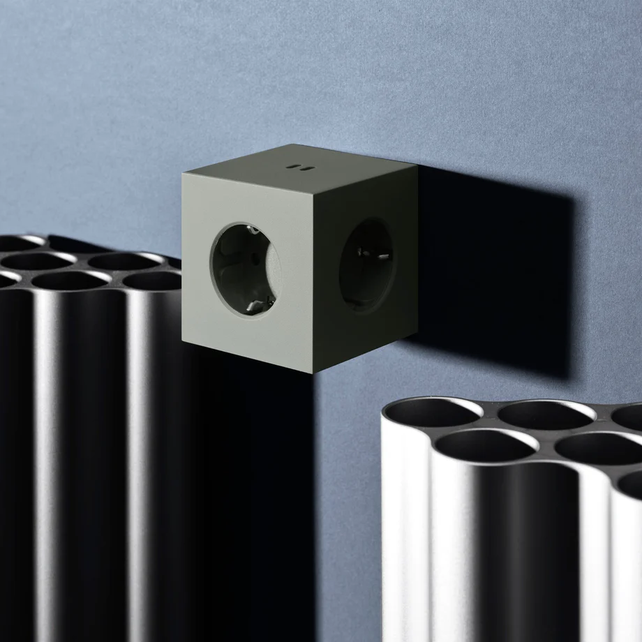Square 2 Socket extender with 30W Dual USBC Grønn Fra Avolt - Stikkontaktforlenger fra Avolt med et stilig design med en kube laget av resirkulert plast og en magnetisk plate i bunnen slik at den kan henges p&aring; veggen.