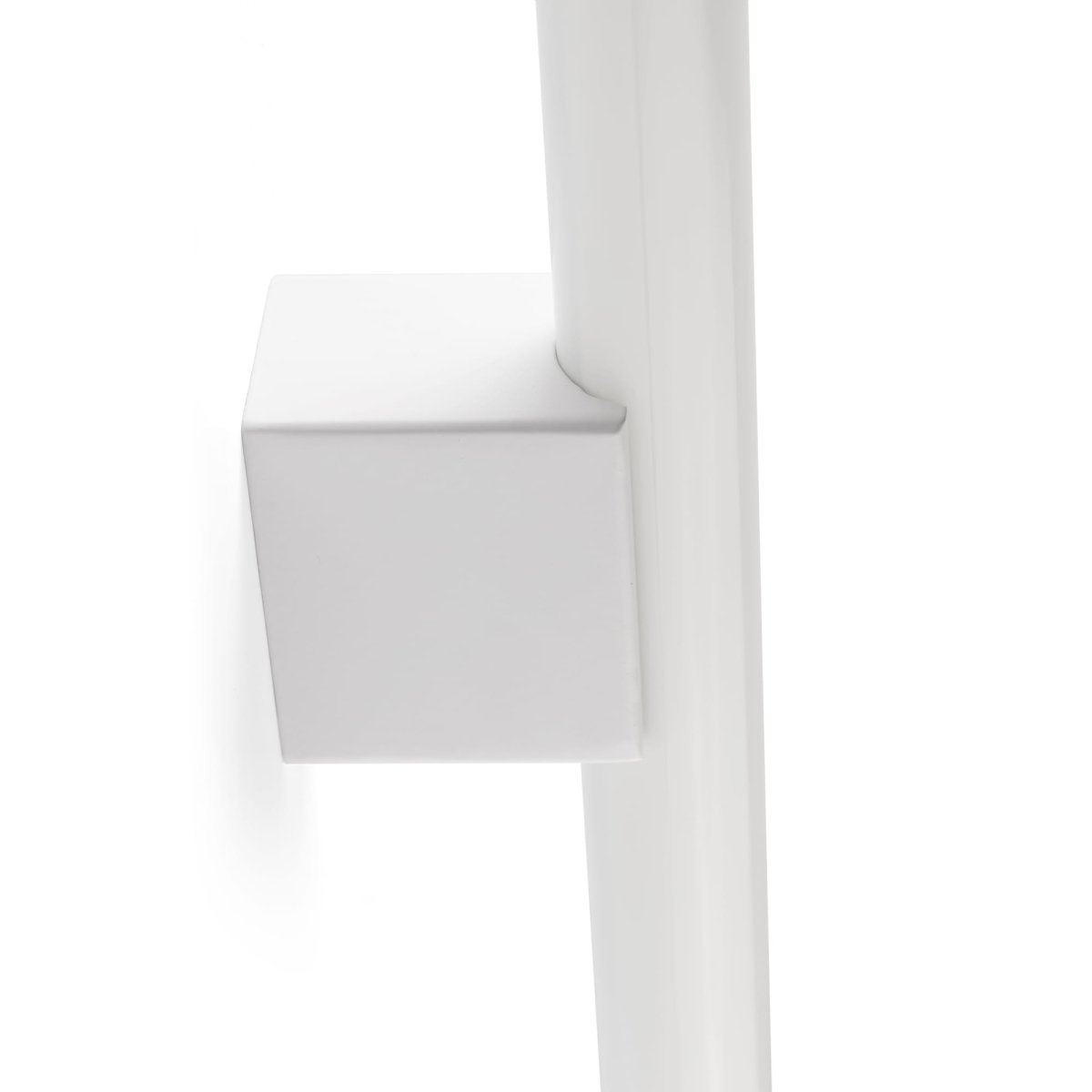 Calma 50cm Hvit baderomslampe Fra Faro Barcelona - Calma er en vegglampe i hvit utf&oslash;relse, perfekt for generell belysning i f.
