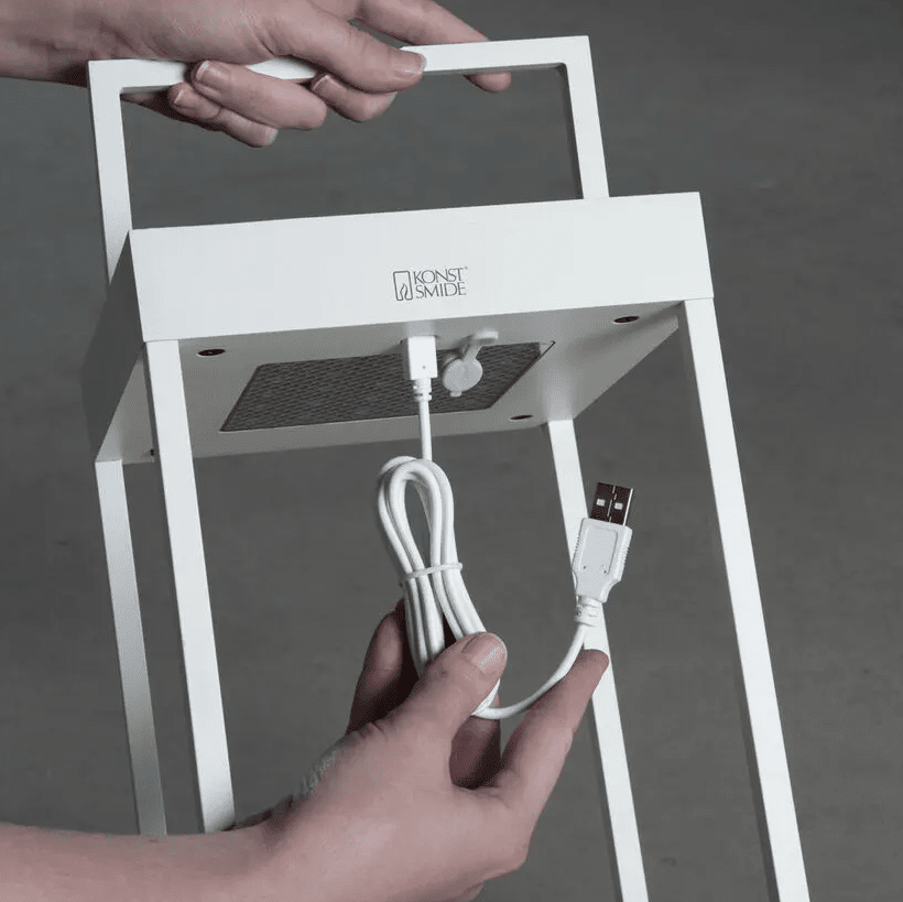 Portofino 30cm Hvit solcellelampe Fra Konstsmide - Lampen lades med solcellepanelet på 20h eller med den medfølgende USB-C-kabelen på 6h.