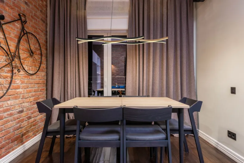 Geronimo 108cm Natur Taklampe Fra Globo Lighting - Den mattsvarta metall- och aluminiumstommen, kompletterad med tr&auml;liknande dekorationer och en opalf&auml;rgad plastsk&auml;rm, ger en stilren och harmonisk estetik.