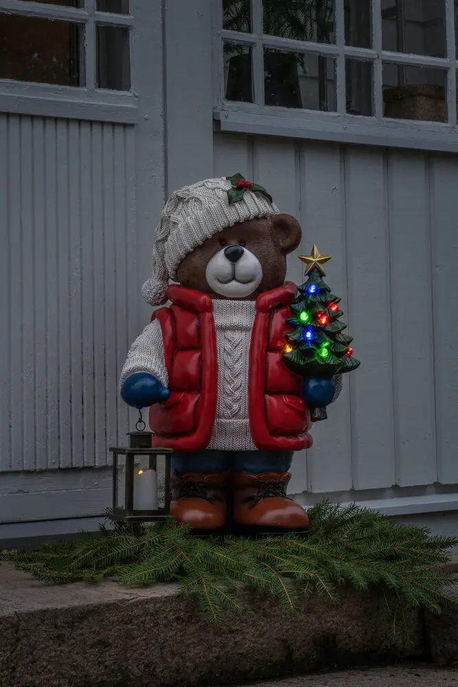Stor Teddybjørn 66cm Flerfarget Fra Konstsmide - Batteridrevet (5xAA, 1,5V &ndash; ikke inkludert) med 6 timers timer og IP44-klassifisering for utend&oslash;rs bruk.