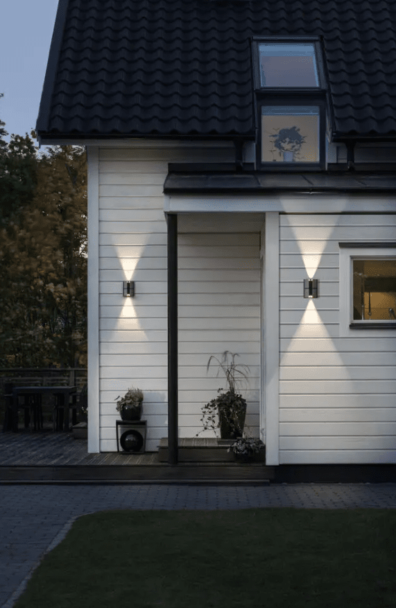 Vidar 15cm Sølv utendørslampe Fra Konstsmide - Lampen lyser opp og ned på veggen og tilbyr justering av lysstrålen slik at du kan justere spredningsgraden du ønsker.
