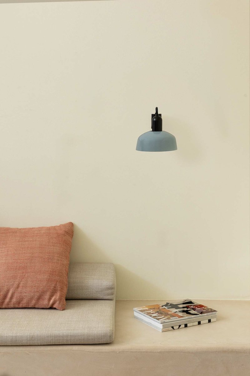 Tatawin Ø18 Gråblå vegglampe Fra Faro Barcelona - Tatawin er en vegglampe med svart struktur og en gr&aring; metallskjerm som gir et fokusert lys.