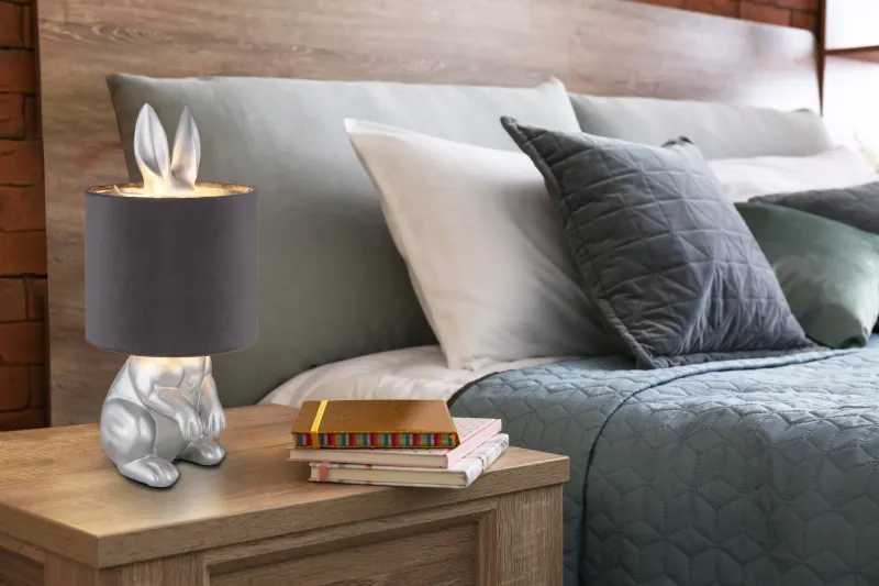 Rabbit 40cm Sølv bordlampe Fra Globo Lighting - Med en silverf&auml;rgad kaninfigur som bas och en elegant gr&aring; sammetsk&auml;rm kombinerar den lekfull design med sofistikerad stil.