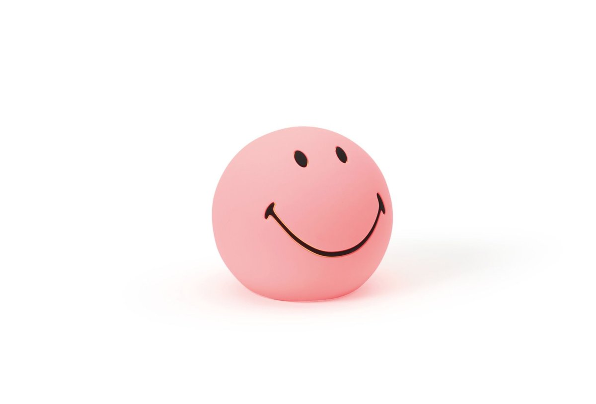 Bundle of Light - Smiley Mini Rosa barnelampe Fra Mr Maria - Legg til litt lys og glede til dagen og hjemmet ditt med denne sjarmerende Smiley-lampen.