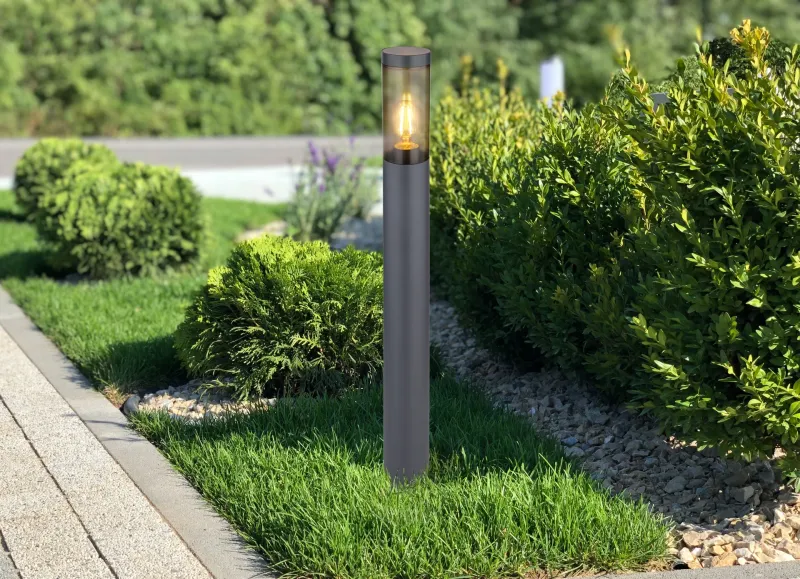 Boston 80cm Antrasitt pullerter Fra Globo Lighting - Tillverkad i rostfritt st&aring;l med en r&ouml;kf&auml;rgad plastsk&auml;rm ger den ett mjukt och behagligt ljus.