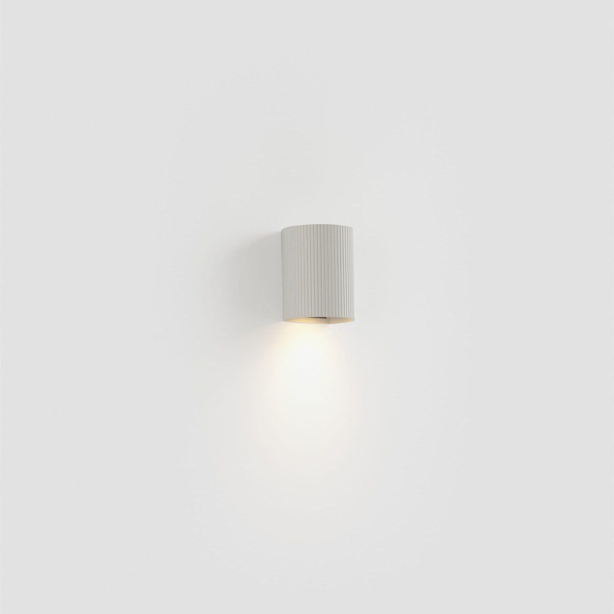 Sole 10cm Hvit rillet vegglampe Fra Faro Barcelona - Den er tilgjengelig i to st&oslash;rrelser og kan avgi lys i &eacute;n eller to retninger &ndash; perfekt for ganger, trappeoppganger og mindre rom.