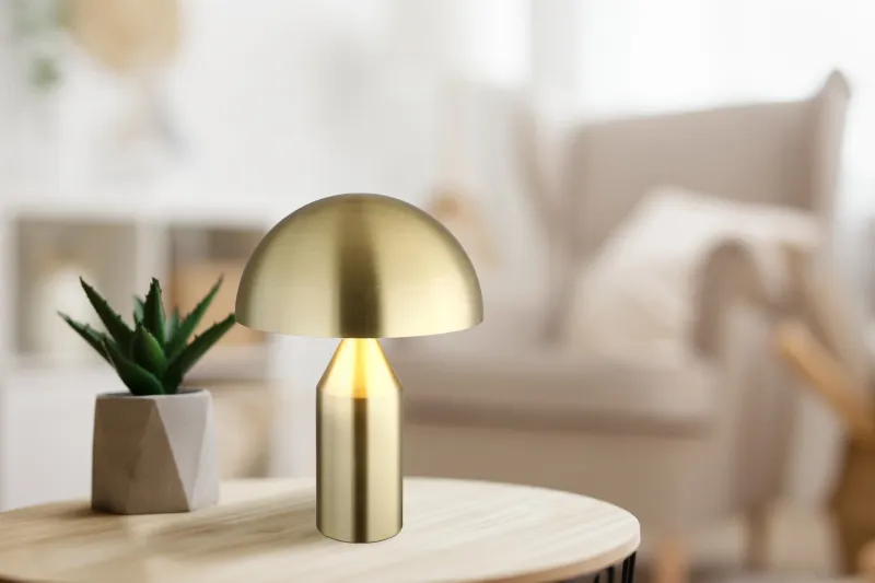 Atoma 40cm Messing bordlampe Fra Globo Lighting - Sk&auml;rmen i matt m&auml;ssing och vitt skapar en harmonisk kontrast och ger en behaglig ljusspridning.