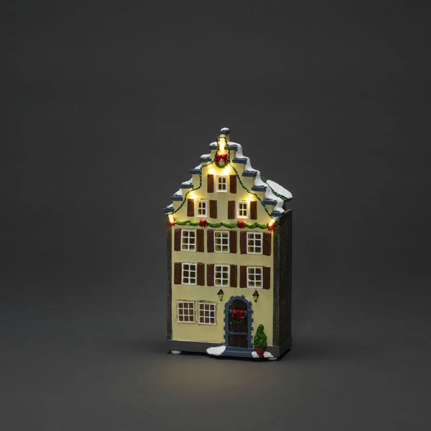 3 Små Hus Flerfarget Fra Konstsmide - B/O 3 sm&aring; hus, vinterlige hus med 14 ravfargede og varmhvite LED-lys som sprer en atmosf&aelig;risk gl&oslash;d.