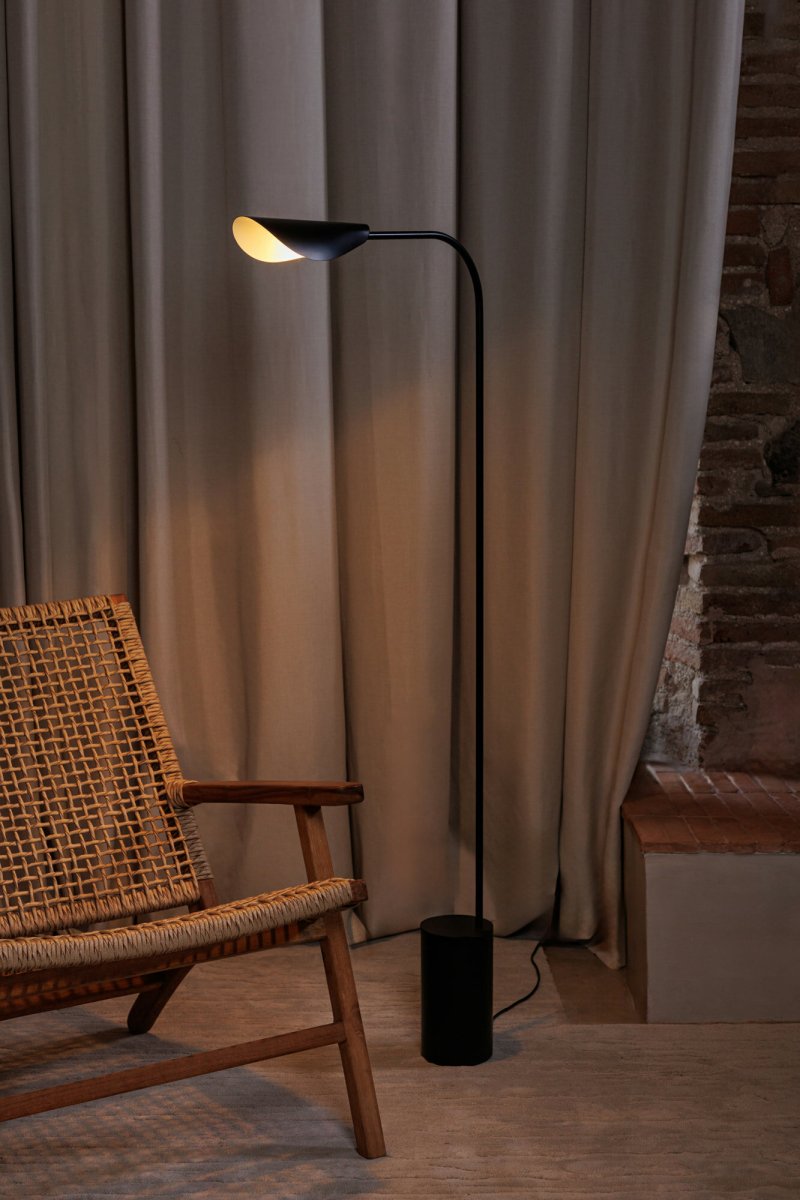 Liggera Svart gulvlampe Fra Faro Barcelona - Liggera er en gulvlampe med et enkelt, line&aelig;rt design inspirert av tradisjonell japansk minimalisme.