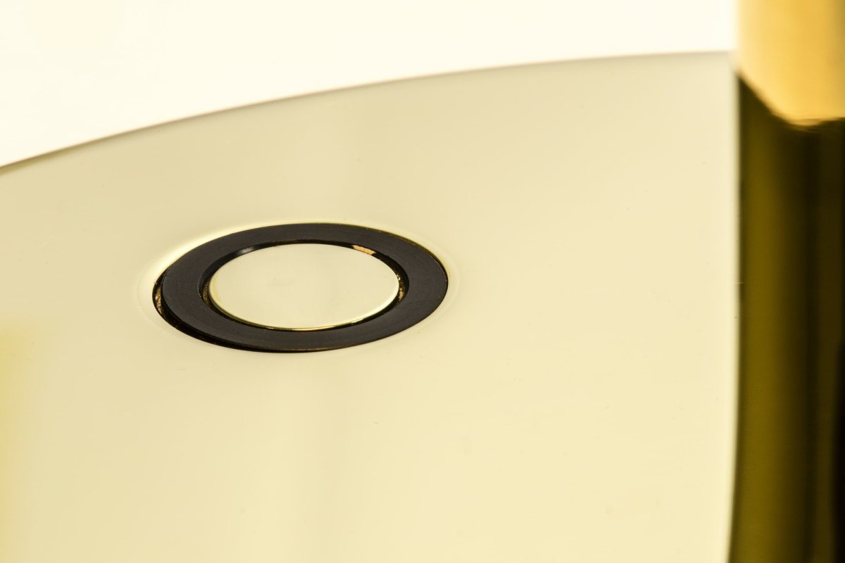 Le Vita 58cm Gull bordlampe Fra Faro Barcelona - Le Vita er en eksklusiv lampeserie designet av Nahtrang, hvor enkelhet og eleganse m&oslash;tes i et tidl&oslash;st design.