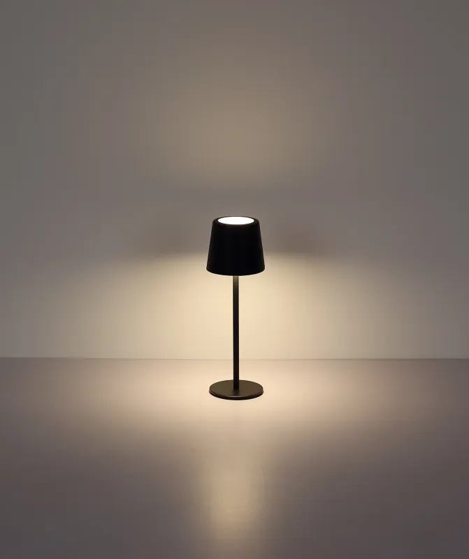 Vancouver 28cm Svart bærbar Fra Globo Lighting - Laget av matt svart metall med en opal plastskjerm, gir den et stilig og sofistikert inntrykk.