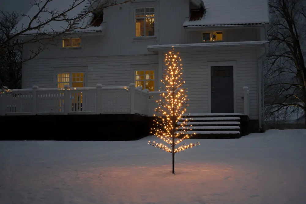 Svart Tre 210cm Svart Fra Konstsmide - Et elegant svart dekorativt tre som lyser opp vinteren med 504 varme ravfargede LED-lys i jevn og ildflueeffekt.